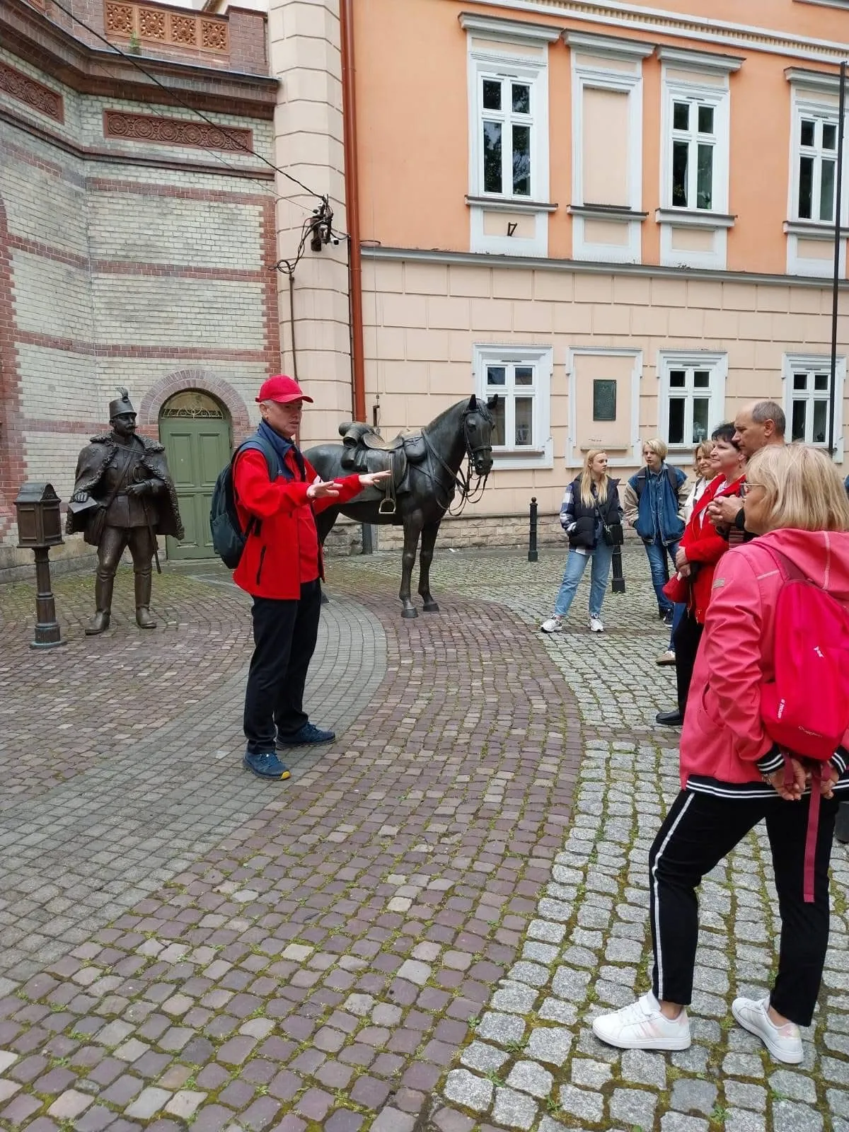 Z grupą przy pomniku ułana w Przemyślu