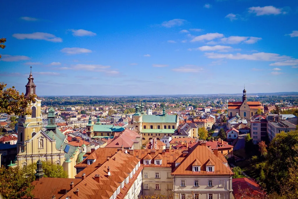 Panorama Przemyśla — czerwone dachy starówki i wieże kościołów