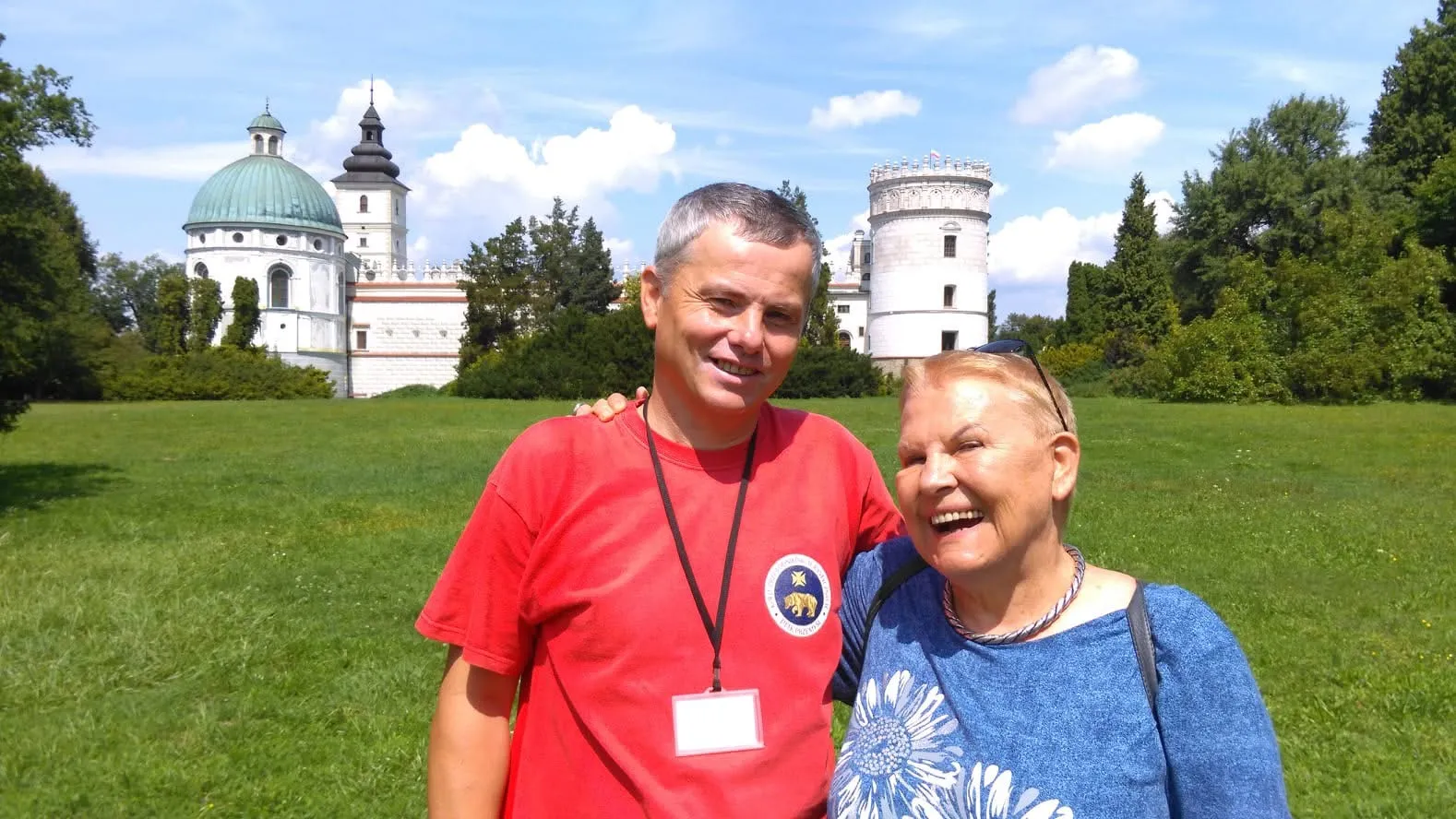 Z turystką na tle zamku w Krasiczynie